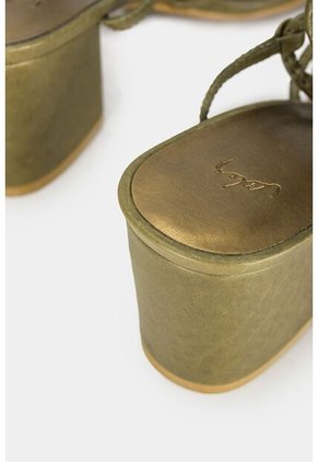 Sandalia Tacón Pistacho De Cuero Para Mujer Correas Abombadas