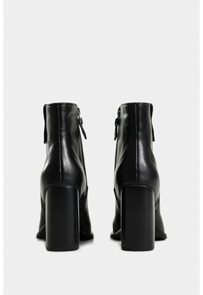 Botines Tatacoa De Cuero Para Mujer Detalle En Millaré Botines Tatacoa De Cuero Para Mujer Detalle En Millaré Negro 39 VÉLEZ