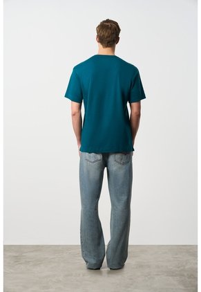 Camiseta En Algodón Para Hombre Bolsillo Cuero Camiseta En Algodón Para Hombre Bolsillo Cuero Azul Aguamarina L VÉLEZ