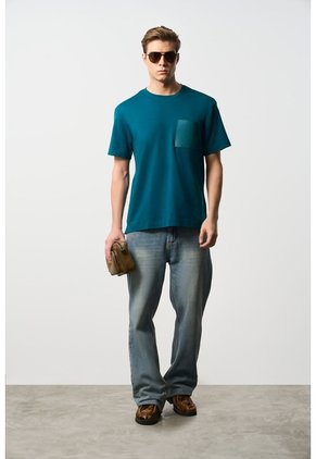 Camiseta En Algodón Para Hombre Bolsillo Cuero Camiseta En Algodón Para Hombre Bolsillo Cuero Azul Aguamarina L VÉLEZ