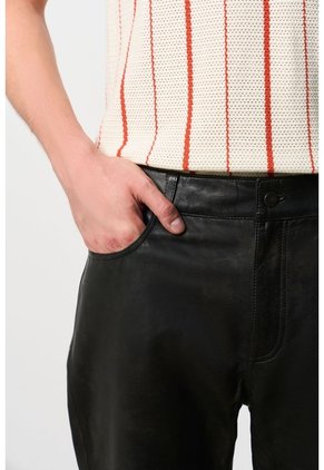 Pantalón Semi Fitted De Cuero Para Hombre Sole Pantalón Semi Fitted De Cuero Para Hombre Sole Negro 36 VÉLEZ
