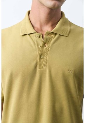 Polo Para Hombre Semi Fit Detalle Jacquard Polo Para Hombre Semi Fit Detalle Jacquard Verde S VÉLEZ