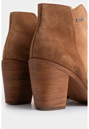 Botines Alpha De Cuero Gamuzado Para Mujer Silueta Asimétrica Botines Alpha De Cuero Gamuzado Para Mujer Silueta Asimétrica Miel 35 VÉLEZ