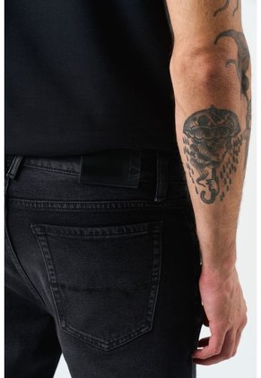Jean Capri Semi Fitted Para Hombre Black Denim Jean Capri Semi Fitted Para Hombre Black Denim Negro 30 VÉLEZ