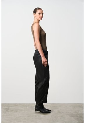 Jean Confort Silueta Barrel Para Mujer Solaris Jean Confort Silueta Barrel Para Mujer Solaris Negro 10 VÉLEZ