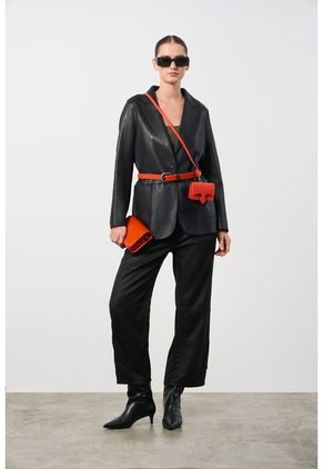 Jean Confort Silueta Barrel Para Mujer Solaris Jean Confort Silueta Barrel Para Mujer Solaris Negro 10 VÉLEZ
