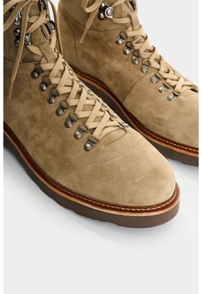 Botas En Gamuza Para Hombre Oak Botas En Gamuza Para Hombre Oak Gris 38 VÉLEZ