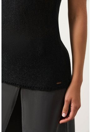 Camiseta Tejida Para Mujer Efecto Metalizado Lúrex Camiseta Tejida Para Mujer Efecto Metalizado Lúrex Negro Perlado L VÉLEZ