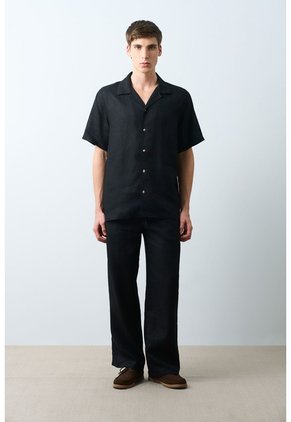 Camisa Manga Corta En Lino Para Hombre Málaga Camisa Manga Corta En Lino Para Hombre Málaga Negro M VÉLEZ