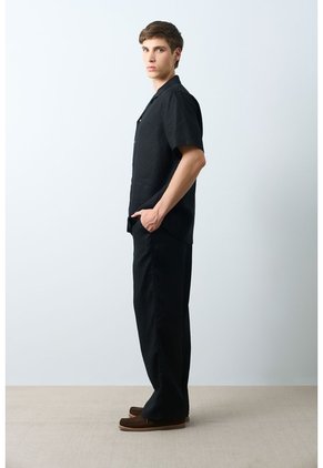 Camisa Manga Corta En Lino Para Hombre Málaga Camisa Manga Corta En Lino Para Hombre Málaga Negro M VÉLEZ