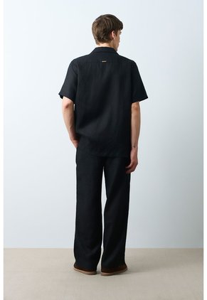 Camisa Manga Corta En Lino Para Hombre Málaga Camisa Manga Corta En Lino Para Hombre Málaga Negro M VÉLEZ