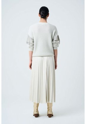 Sweater Draco Tejido Para Mujer Detalle Flecos Y Millaré Sweater Draco Tejido Para Mujer Detalle Flecos Y Millaré Crema M VÉLEZ