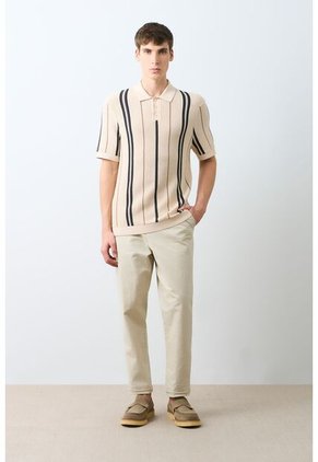 Polo Manga Corta Tejida Para Hombre Espectral Polo Manga Corta Tejida Para Hombre Espectral Crema XS VÉLEZ