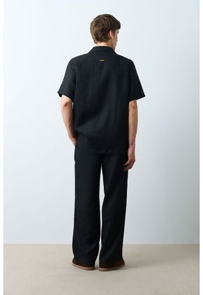 Camisa Manga Corta En Lino Para Hombre Málaga Camisa Manga Corta En Lino Para Hombre Málaga Negro M VÉLEZ