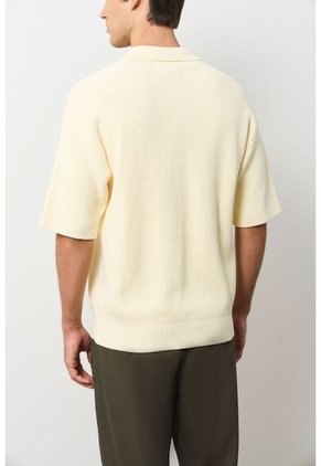 Polo Manga Corta En Tejido Con Textura Para Hombre Cayena Polo Manga Corta En Tejido Con Textura Para Hombre Cayena Crema L VÉLEZ