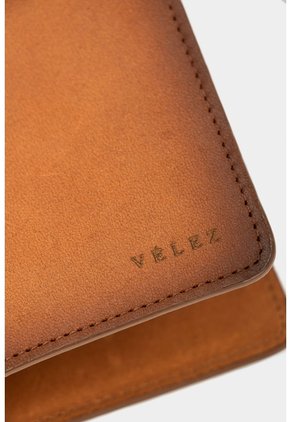 Porta Pasaporte Travel 2.0 De Cuero Para Hombre Efecto Envejecido Miel Porta Pasaporte Travel 2.0 De Cuero Para Hombre Efecto Envejecido Miel VÉLEZ