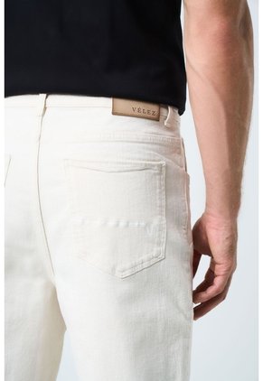 Pantalón Calluna Confort Para Hombre Semi Fitted Pantalón Calluna Confort Para Hombre Semi Fitted Crema 32 VÉLEZ