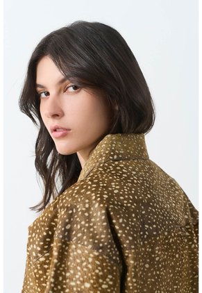 Chaqueta En Cuero Pelo Print Venado Para Mujer Chaqueta En Cuero Pelo Print Venado Para Mujer Miel XXL VÉLEZ
