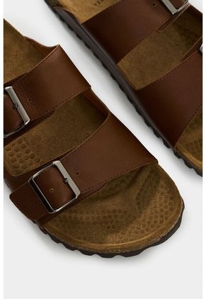 Sandalia Plana Elia De Cuero Para Hombre Doble Hebilla Sandalia Plana Elia De Cuero Para Hombre Doble Hebilla Miel 41 VÉLEZ