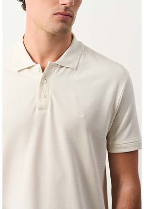 Polo Para Hombre Semi Fit Detalle Jacquard Polo Para Hombre Semi Fit Detalle Jacquard Crema L VÉLEZ
