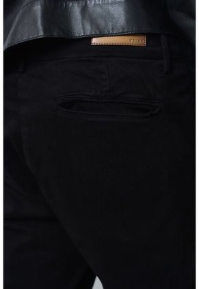 Pantalón Chino Italo Para Hombre Semifitted Pantalón Chino Italo Para Hombre Semifitted Negro 34 VÉLEZ