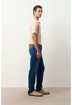 Jeans Fit Regular Para Hombre Summer Jeans Fit Regular Para Hombre Summer Azul Oscuro 32 VÉLEZ