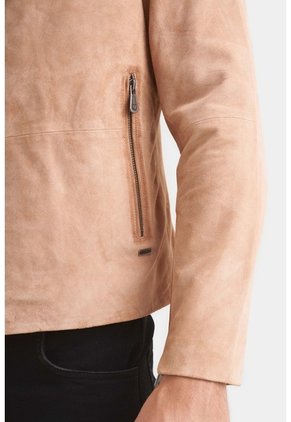 Chaqueta Biker De Gamuza Para Hombre Cremallera Cruzada Chaqueta Biker De Gamuza Para Hombre Cremallera Cruzada Arena S VÉLEZ