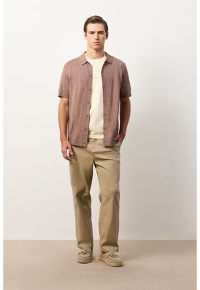 Camisa Manga Corta Tejida Para Hombre Ikal Camisa Manga Corta Tejida Para Hombre Ikal Tabaco L VÉLEZ