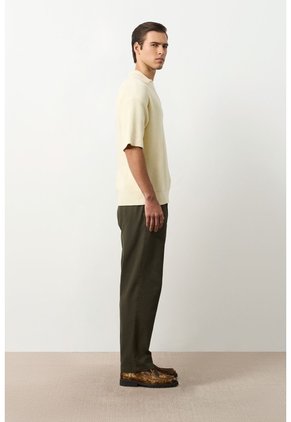 Polo Manga Corta En Tejido Con Textura Para Hombre Cayena Polo Manga Corta En Tejido Con Textura Para Hombre Cayena Crema M VÉLEZ