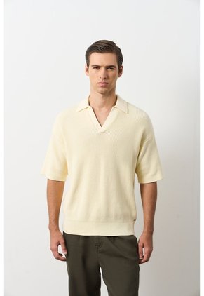 Polo Manga Corta En Tejido Con Textura Para Hombre Cayena Polo Manga Corta En Tejido Con Textura Para Hombre Cayena Crema M VÉLEZ