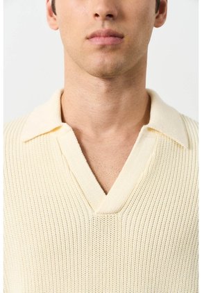 Polo Manga Corta En Tejido Con Textura Para Hombre Cayena Polo Manga Corta En Tejido Con Textura Para Hombre Cayena Crema M VÉLEZ