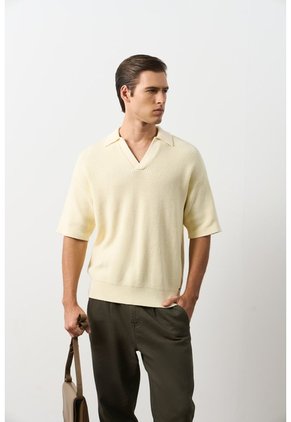 Polo Manga Corta En Tejido Con Textura Para Hombre Cayena Polo Manga Corta En Tejido Con Textura Para Hombre Cayena Crema M VÉLEZ