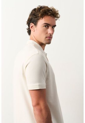 Polo Para Hombre Semi Fit Detalle Jacquard Polo Para Hombre Semi Fit Detalle Jacquard Crema XL VÉLEZ