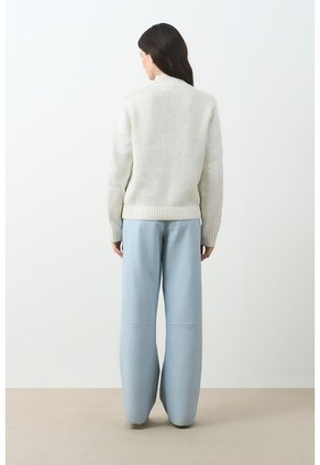 Sweater Tejido De Cuello Alto Para Mujer Nacarina Sweater Tejido De Cuello Alto Para Mujer Nacarina Crema M VÉLEZ