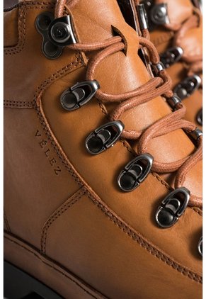 Botas Laos 2 De Cuero Para Hombre Silueta Utilitaria Botas Laos 2 De Cuero Para Hombre Silueta Utilitaria Miel 41 VÉLEZ
