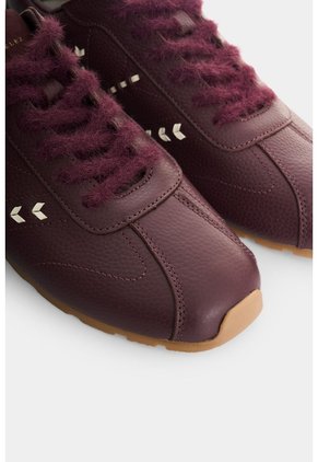 Tenis En Cuero Para Mujer Savanna Grain Stitch Tenis En Cuero Para Mujer Savanna Grain Stitch Vinotinto 35 VÉLEZ