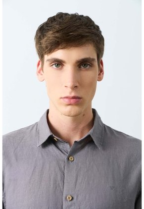 Camisa Manga Corta Semi Fitted Para Hombre Sevilla Camisa Manga Corta Semi Fitted Para Hombre Sevilla Gris Pistola S VÉLEZ