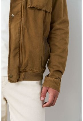 Chaqueta Vireo En Dril Para Hombre Semi Ajustada Chaqueta Vireo En Dril Para Hombre Semi Ajustada Cafe Claro XL VÉLEZ