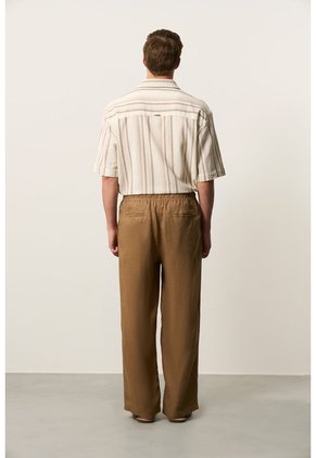 Pantalón Relaxed Fit Para Hombre Elon Pantalón Relaxed Fit Para Hombre Elon Tabaco 30 VÉLEZ