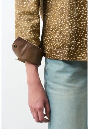 Chaqueta En Cuero Pelo Print Venado Para Mujer Chaqueta En Cuero Pelo Print Venado Para Mujer Miel S VÉLEZ