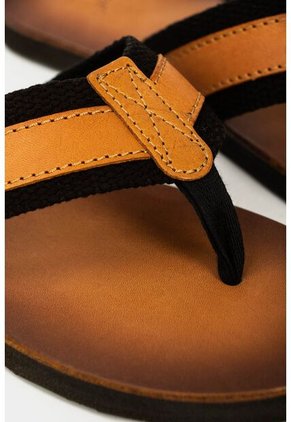 Sandalia Playera Alfil De Cuero Para Hombre Contrastes De Color Miel Sandalia Playera Alfil De Cuero Para Hombre Contrastes De Color Miel 44 Vélez