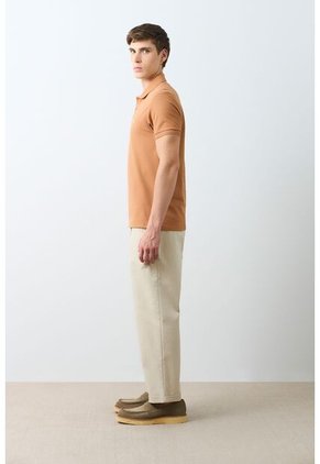 Polo Manga Corta Essential Para Hombre Textura Polo Manga Corta Essential Para Hombre Textura Miel M VÉLEZ