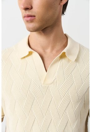 Polo Manga Corta Tejida Para Hombre Aura Polo Manga Corta Tejida Para Hombre Aura Crema XL VÉLEZ