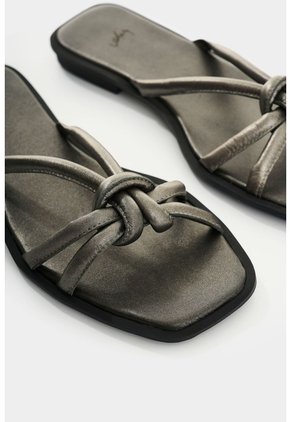 Sandalia Plana De Cuero Para Mujer Sole Sandalia Plana De Cuero Para Mujer Sole Plata 41 VÉLEZ