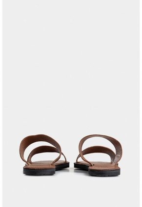 Sandalia Plana Iris De Cuero Para Mujer Grabada Sandalia Plana Iris De Cuero Para Mujer Grabada Miel 36 VÉLEZ