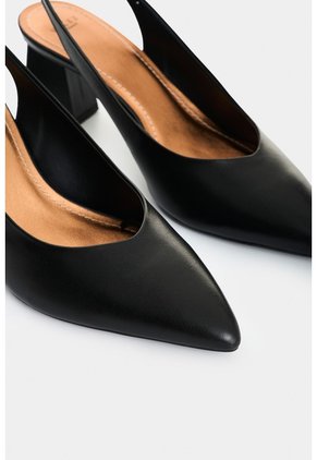Tacones Cerrados San Joaquin De Cuero Para Mujer Detalle Contraste Tacones Cerrados San Joaquin De Cuero Para Mujer Detalle Contraste Negro 41 VÉLEZ