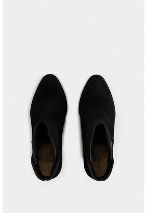 Botines Alpha De Cuero Gamuzado Para Mujer Silueta Asimétrica Botines Alpha De Cuero Gamuzado Para Mujer Silueta Asimétrica Negro 34 VÉLEZ
