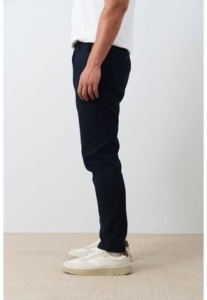 Pantalón Aron En Lino Para Hombre Ribete Cuero Pantalón Aron En Lino Para Hombre Ribete Cuero Azul Oscuro 36 VÉLEZ