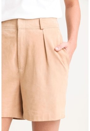 Short Ciboria De Cuero Gamuza Para Mujer Tiro Alto Short Ciboria De Cuero Gamuza Para Mujer Tiro Alto Arena 08 VÉLEZ