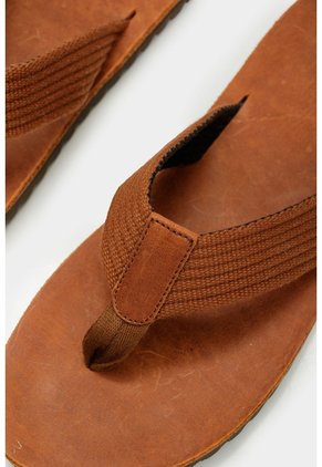 Sandalia Plana Nong De Cuero Para Hombre Capellada Bicolor Sandalia Plana Nong De Cuero Para Hombre Capellada Bicolor Miel 42 VÉLEZ